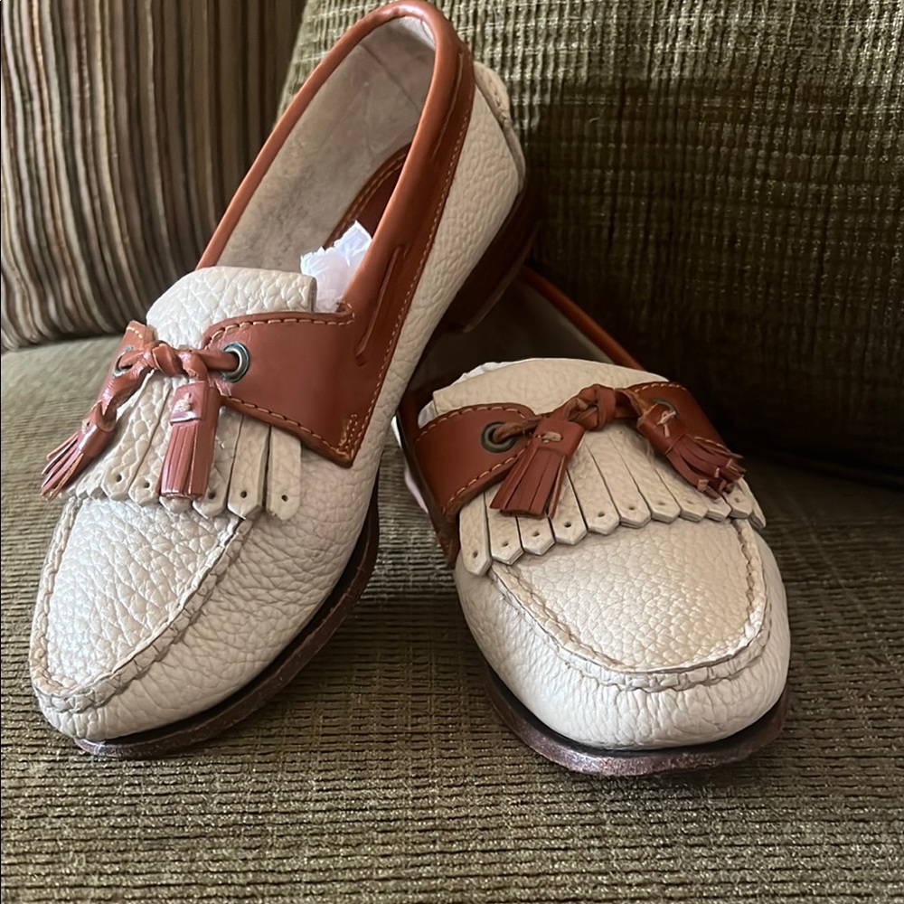 Women’s Dooney & Bourke Cream Pebble Leather and Brown Loafers with tassels 5.5